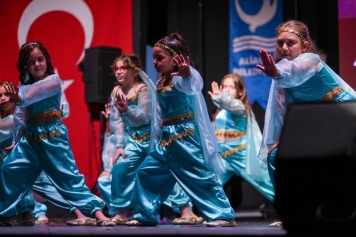 ASEV’in Dans Gecesi Büyüledi: Ulaş Bayam Açık Hava Tiyatrosu Tıklım Tıklım Doldu Galeri