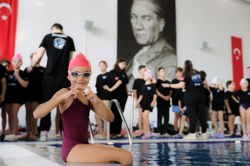 Geleceğin Şampiyon Yüzücüleri Aliağa’da Atatürk İçin Yarıştı Galeri