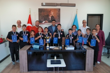 TÜRKİYE ÜÇÜNCÜSÜ HALK OYUNLARI EKİBİNDEN BAŞKAN ACAR’A ZİYARET Galeri