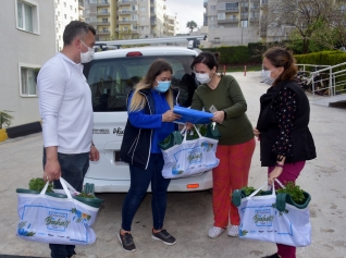 Çiçek Dağıtımları Başladı. Aliağa’da Yüzler Gülüyor Galeri
