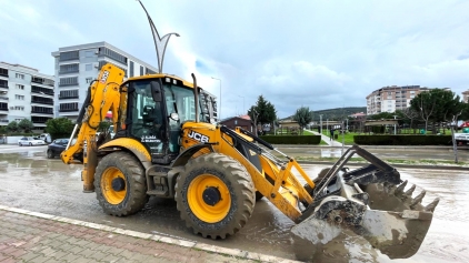 Aliağa Belediyesi Yağmur Sonrası Sahada Galeri