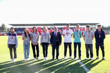 Cumhuriyetin 102.Yıl Gururu Aliağa Atatürk Stadında Yaşandı Galeri