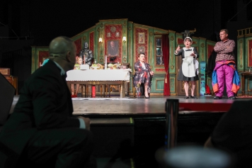 ALİAĞA SANAT GÜNLERİ, “KARANLIKTA KUMPAS”I AĞIRLADI Galeri