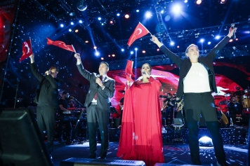 Aliağa Cumhuriyet Bayramı’nı İzel-Çelik-Ercan İle Kutladı Galeri