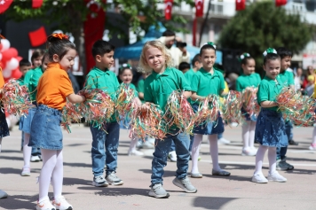 Aliağa’da 23 Nisan Çocuk Bayramı Coşkuyla Kutlandı Galeri