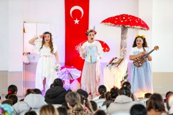 Aliağa Belediyesi Orman Tiyatrosu İlk Oyunuyla Sahnede Galeri