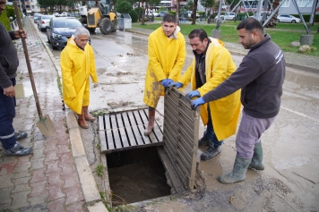 Aliağa Belediyesi Yağmur Sonrası Sahada Galeri