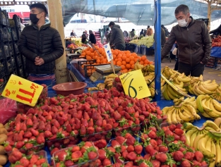 Aliağa Pazarını Kışlık Sebze ve Meyveler Şenlendiriyor Galeri