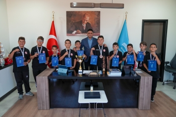 TÜRKİYE ÜÇÜNCÜSÜ HALK OYUNLARI EKİBİNDEN BAŞKAN ACAR’A ZİYARET Galeri