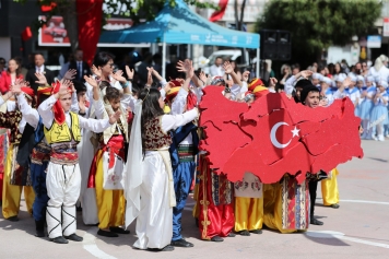 Aliağa’da 23 Nisan Çocuk Bayramı Coşkuyla Kutlandı Galeri