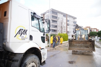 Aliağa Belediyesi Yağmur Sonrası Sahada Galeri