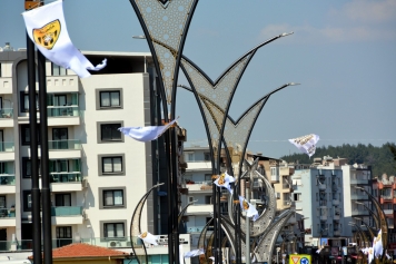 Aliağa’da Final Heyecanı: Caddeler Sarı Siyah Bayraklarla Süslendi Galeri