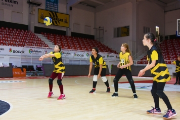 Aliağa’nın Mini Voleybolcuları Başarılarına Yenisi Ekledi Galeri