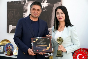 Aliağa’nın Ödüllü Öğretmeni Funda Kurtkaya’dan Başkan Serkan Acar’a Teşekkür Ziyareti Galeri