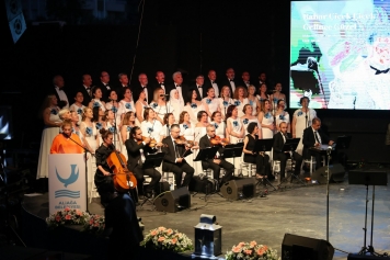 ASEV TSM Korosu Zekai Tunca Şarkılarıyla Mest Etti Galeri