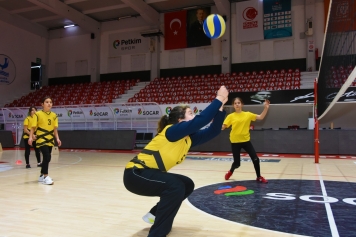 Aliağa’nın Mini Voleybolcuları Başarılarına Yenisi Ekledi Galeri