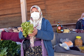 Aliağa Pazarını Kışlık Sebze ve Meyveler Şenlendiriyor Galeri