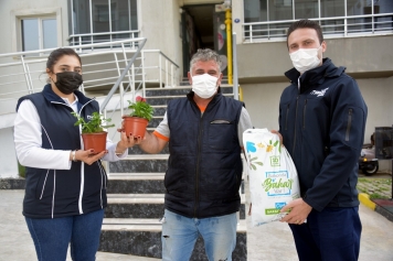 Çiçek Dağıtımları Başladı. Aliağa’da Yüzler Gülüyor Galeri