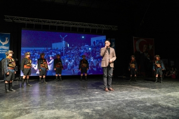 ASEV’in Dans Gecesi Büyüledi: Ulaş Bayam Açık Hava Tiyatrosu Tıklım Tıklım Doldu Galeri