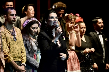 İlk Sahneye Büyük Alkış Galeri