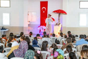 Aliağa Belediyesi Orman Tiyatrosu İlk Oyunuyla Sahnede Galeri