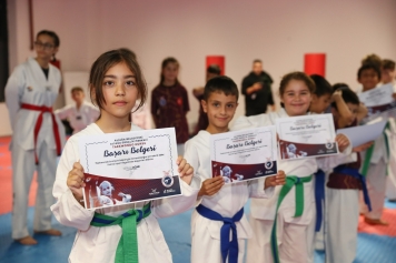 Aliağalı Minik Yüzücü ve Taekwondoculara Başarı Belgesi Galeri