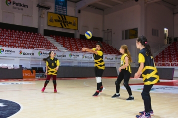 Aliağa’nın Mini Voleybolcuları Başarılarına Yenisi Ekledi Galeri