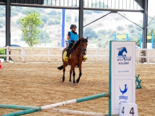 ALİAPARK ATLI SPOR KULÜBÜ’NDE İLK LİSANS SINAVI GERÇEKLEŞTİRİLDİ Galeri
