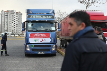 Aliağalılar Depremzedeler İçin Seferber Oldu Galeri