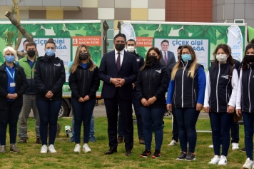 Çiçek Dağıtımları Başladı. Aliağa’da Yüzler Gülüyor Galeri