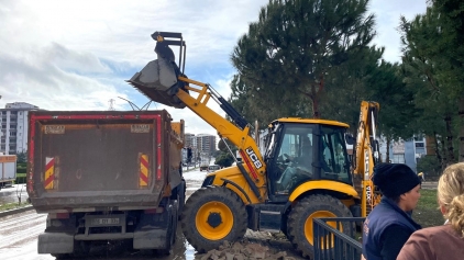 Aliağa Belediyesi Yağmur Sonrası Sahada Galeri