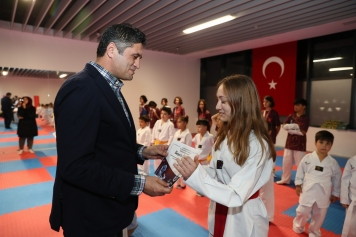 Aliağalı Minik Yüzücü ve Taekwondoculara Başarı Belgesi Galeri