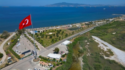 Aliağa Plajları Tatilcileri Ağırlamaya Hazır Galeri