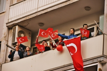 Aliağalılar 23 Nisan Coşkusunu Balkonlarda Yaşadı Galeri