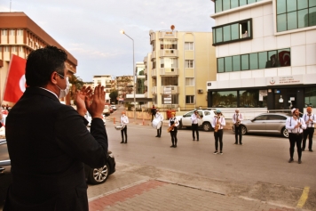 Aliağalılar 23 Nisan Coşkusunu Balkonlarda Yaşadı Galeri