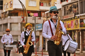 Aliağalılar 23 Nisan Coşkusunu Balkonlarda Yaşadı Galeri