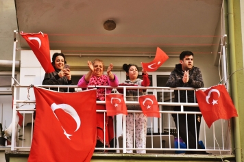 Aliağalılar 23 Nisan Coşkusunu Balkonlarda Yaşadı Galeri