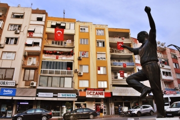 Aliağalılar 23 Nisan Coşkusunu Balkonlarda Yaşadı Galeri