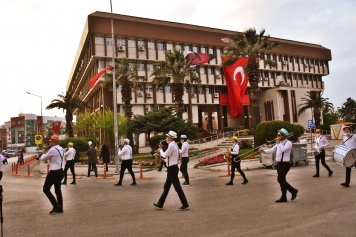 Aliağalılar 23 Nisan Coşkusunu Balkonlarda Yaşadı Galeri