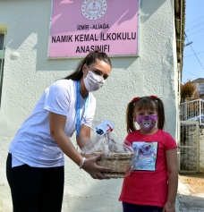 Aliağa Belediye Başkanı Serkan Acar’dan ‘Okula Hoş Geldin’ Hediyesi Galeri