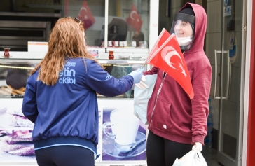 100. Yıl Gururuna 10 Bin Bayrak Dağıttık Galeri