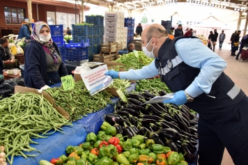 ALİAĞA BELEDİYESİ PAZAR YERLERİNDE UYULMASI GEREKEN KURALLARI HATIRLATTI Galeri