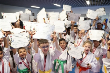 Aliağa Belediyesi Karate Kursunda 75 Sporcu Yeni Kuşağına Kavuştu Galeri
