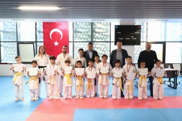 Aliağa Belediyesi Karate Kursunda 75 Sporcu Yeni Kuşağına Kavuştu Galeri