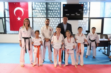 Aliağa Belediyesi Karate Kursunda 75 Sporcu Yeni Kuşağına Kavuştu Galeri