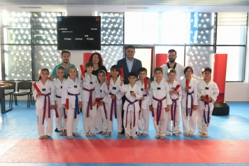 Aliağa Belediyesi Taekwondo Kursunun Sporcuları Kuşak Atladı Galeri
