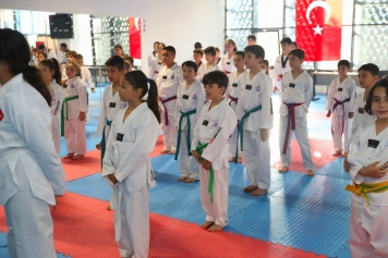 Aliağa Belediyesi Taekwondo Kursunun Sporcuları Kuşak Atladı Galeri