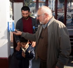 ALİAĞA BELEDİYESİ’NDEN DURAKLARA EL DEZENFEKTANI  Galeri