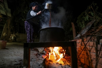 Aliağa’nın Doğal Çıtak Nar Ekşisi’nin Sofralara Uzanan Öyküsü Galeri