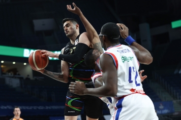 Anadolu Efes  87 - 80  Aliağa Petkimspor Galeri